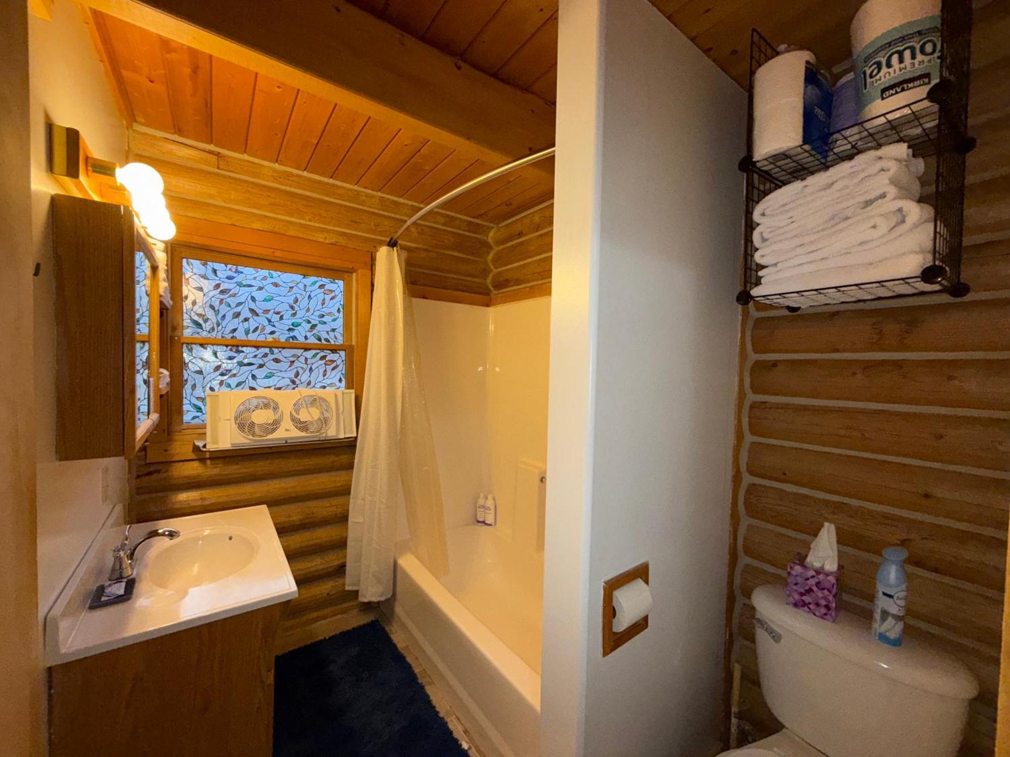 Talkeetna Log Cabin With Hot Tub Unit 2 Buitenkant foto